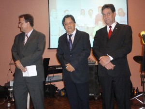O homenageado da noite Eng. Carlos Kirchner, Diretor da FAEASP Engº Cezar Sampaio e o Presidente da ASSENAG-Bauru Engº Afonso Fábio.