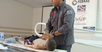 Soldado PM Harrison orienta como proceder ao prestar os primeiros socorros.