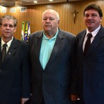 Entre o Presidente da FAEASP Arqº Valdir Bergamini e o  Diretor  Técnico  do  CREA-SP  e Tesoureiro da FAEASP Engº  Antonio  Luis  Roçafa, o  Conselheiro  Federal Engº Civil Walter Logatti Filho “POSA” de amigo de São Paulo antes do início dos trabalhos da Plenária.