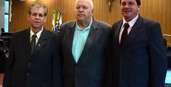 Entre o Presidente da FAEASP Arqº Valdir Bergamini e o  Diretor  Técnico  do  CREA-SP  e Tesoureiro da FAEASP Engº  Antonio  Luis  Roçafa, o  Conselheiro  Federal Engº Civil Walter Logatti Filho “POSA” de amigo de São Paulo antes do início dos trabalhos da Plenária.