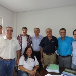 Presidente, Diretores e Conselheiros da FAEASP; Presidente, Diretores e   Conselheiros do CREA-SP; Presidentes, Diretores e Associados das Associações  dos Municípios de Alumínio, Araçariguama, Ibiúna, Itapetininga, Itapeva, Itu, Mairinque, Salto, São Roque, Sorocaba e Tatuí, integrantes da UNASP. Ao centro, em primeiro plano o Presidente do CREA-SP Engº Francisco Kurimori e o Engº Toshio Misato.