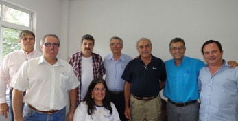 Presidente, Diretores e Conselheiros da FAEASP; Presidente, Diretores e   Conselheiros do CREA-SP; Presidentes, Diretores e Associados das Associações  dos Municípios de Alumínio, Araçariguama, Ibiúna, Itapetininga, Itapeva, Itu, Mairinque, Salto, São Roque, Sorocaba e Tatuí, integrantes da UNASP. Ao centro, em primeiro plano o Presidente do CREA-SP Engº Francisco Kurimori e o Engº Toshio Misato.