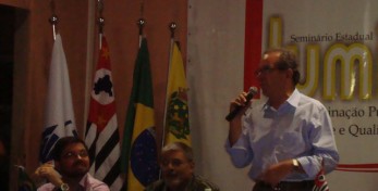 Secretário Estadual de Energia José Aníbal na abertura do Seminário, ao seu lado o Deputado Pedro Tobias e o Prefeito Municipal de Lins Edgar de Souza representando todos os Prefeitos presentes.