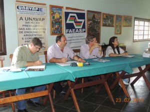 Mesa Diretora dos Trabalhos: Engª Ana Alice Braga Vieira – Presidente da AEA-Aparecida, Arqº Valdir Bergamini – Presidente da FAEASP, Engº Ricardo Perale  – Coordenador da UNAVAP e Presidente da AEA – Jacareí, Engº José Geraldo Trani Brandão – Secretário da Reunião e Presidente da AEA-Guaratingueta. 