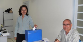 Presidente da SENAG-Lins Engª Keiko Kurimori votando