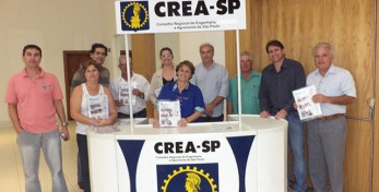 Presidente da AEA Marilia  Eng. Claudia Sornas no estande de legislações do sistema CONFEA / CREA - SP