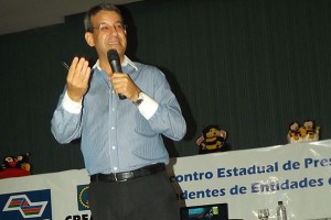 Prof. Alexandre Silva na palestra.