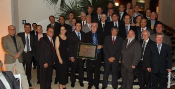 Ex Presidentes e Diretores e a Diretoria atual da ASSENAG-Bauru, com a placa de homenagem.
