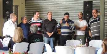 Diretores e Associados da AEA - Marília e equipe do Nedinho junto aos porcos no rolete