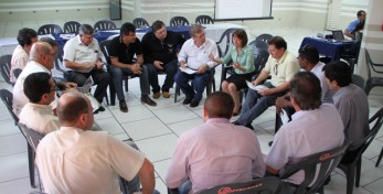 Participantes foram divididos em grupos para discussão dos temas