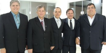Coordenador da UNVAP Engº Brandão, Presidente da FAEASP Arqº Valdir, Presidente eleito da APEAAP Engº Emanuel, Ex Presidente da APEAAP Engº Edarge e o Conselheiro da FAEASP Arqº Jorge Samahá