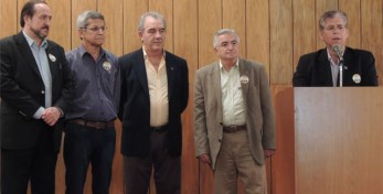 O Presidente Arqº Valdir Bergamini apresenta os Candidatos apoiados pela FAEASP, ao seu lado o Presidente da SEAM Engº Enéas, o Presidente da AEAPESP Engº João D’Amaro e os candidatos a Conselheiros do CONFEA Engº Jolindo Rennó Costa e Engº Roberto Martins.