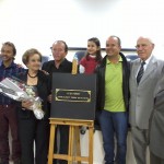 Familiares do homenageado juntos ao Presidente e Diretores da AEAMC