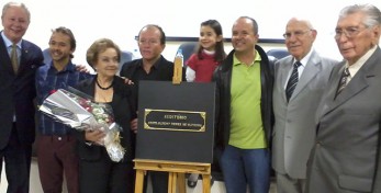 Familiares do homenageado juntos ao Presidente e Diretores da AEAMC