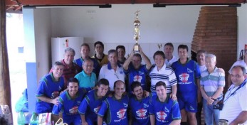 Engº Francisco Kurimori entrega o troféu de campeão à Equipe de Rio Preto