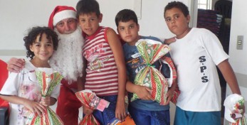 Papai Noel Harald distribui 150 sacolas surpresas para a criançada