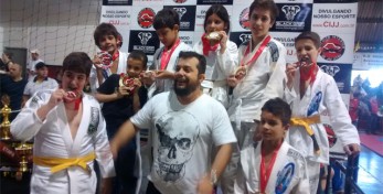 Mestre Douglas e os alunos do Projeto premiados