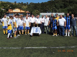 Equipes finalistas e a Mesa de troféus e medalhas