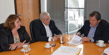 Presidente do CREA-SP Engº Francisco Kurimori assina o Contrato de Prestação de Serviços e Cessão de Uso de Instalações