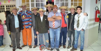 Diretores e Conselheiros da FAEASP e do CREA –SP cantam  parabéns