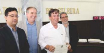 Presidente da FAEASP, Arqº Valdir Bergamini recebe Diploma de Conselheiro e Têrmo de Posse das mãos do Coordenador da CE-SP, Arqº Augusto Valiengo Valeri e do Presidente do CAU/SP, Arqº Afonso Celso Bueno Monteiro