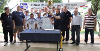 Equipe de Assis representante da UNAOP recebe o troféu de Campeã da 8ª Edição do Campeonato Estadual da FAEASP -2014.