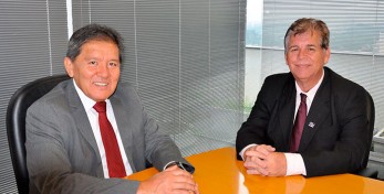 Presidente da AEA-Osvaldo Cruz, Engº Vicente Hideo Oyama; Prefeito de Osvaldo Cruz, EngºEdmar Mazucato; Presidente do CREA-SP, Engº Francisco Kurimori.