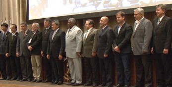 Junto com o Presidente Eng. Francisco Kurimori e o Vice-Presidente do Conselho Eng. Nizio Cabral (indicado pelo primeiro, de acordo com o Regimento do Conselho), os novos Diretores do CREA-SP para o ano de 2015