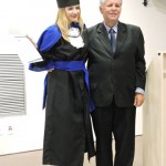Arqº Valdir Bergamini entrega o Certificado de Destaque Acadêmico à Formanda Rafaela