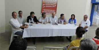 Prefeito Marcos R. Carvalho apresenta ao Presidente Kurimori, o projeto de lei que oficializa a doação do terreno ao CREA-SP