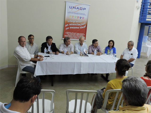 Prefeito Marcos R. Carvalho apresenta ao Presidente Kurimori, o projeto de lei que oficializa a doação do terreno ao CREA-SP