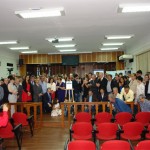 Participantes da solenidade junto a placa comemorativa