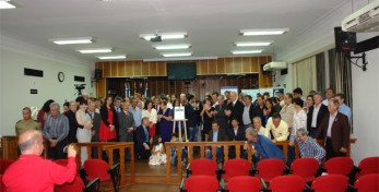 Participantes da solenidade junto a placa comemorativa