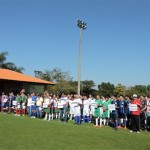 Equipes participantes perfiladas na abertura do torneio