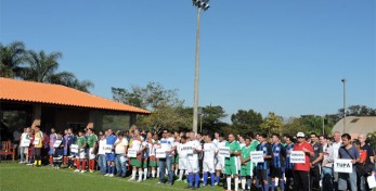 Equipes participantes perfiladas na abertura do torneio