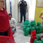 Diretores, associados e funcionários preparam as cestas e brinquedos a serem entregues para as famílias cadastradas