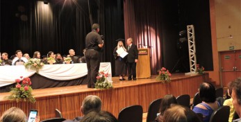 Arqº Valdir Bergamini entrega o Certificado de Destaque Acadêmico à Formanda Marina Garcia Dadário
