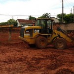 Maquinas realizam escavações no terreno