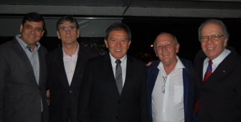 Tesoureiro da AEAU, Eng. Carlos Alberto Mendes de Carvalho; Vice-presidente do CREA/SP, Eng. João Bosco Nunes Romeiro; Presidente do CREA/SP, Eng.Francisco Kurimori; Fotógrafo Ernesto Zambon; Presidente reeleito da AEAU, Eng. Persio Dario Reale.