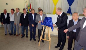 No final na cerimônia, o descerramento da placa comemorativa do lançamento da pedra fundamental da Casa da Engenharia de Brotas