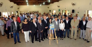 Mais de 70 profissionais da região e convidados prestigiaram o evento do Crea-SP - na foto acima, com a placa comemorativa da pedra fundamental