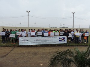 Equipes participantes perfiladas na abertura do torneio