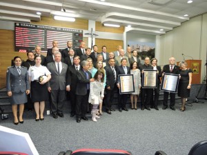 Os homenageados com as suas honrarias, familiares e amigos