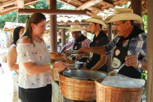 Convidados sendo servido pelos cozinheiros